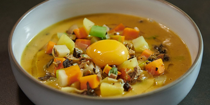 Bramboračka s konfitovaným žloutkem podle Marka Fichtnera