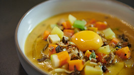 Bramboračka s konfitovaným žloutkem podle Marka Fichtnera