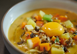 Bramboračka s konfitovaným žloutkem podle Marka Fichtnera