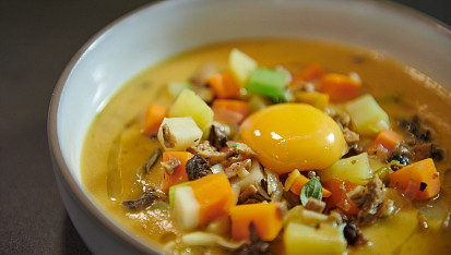 Bramboračka s konfitovaným žloutkem podle Marka Fichtnera