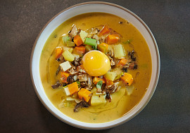 Bramboračka s konfitovaným žloutkem podle Marka Fichtnera