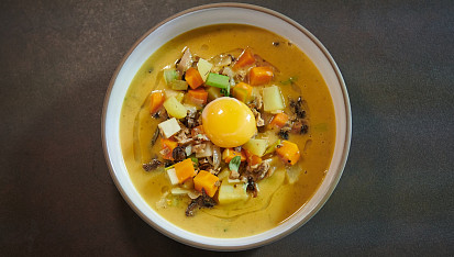 Bramboračka s konfitovaným žloutkem podle Marka Fichtnera