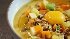 Bramboračka s konfitovaným žloutkem podle Marka Fichtnera