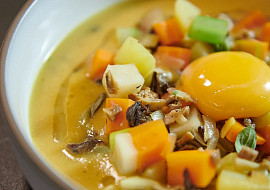 Bramboračka s konfitovaným žloutkem podle Marka Fichtnera