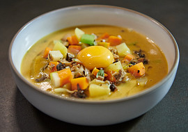 Bramboračka s konfitovaným žloutkem podle Marka Fichtnera