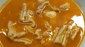 Dršťkovka s morkovou kostí a cibulkou.