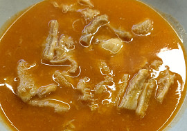 Dršťkovka s morkovou kostí a cibulkou.