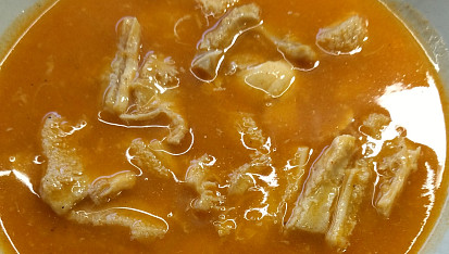 Dršťkovka s morkovou kostí a cibulkou.