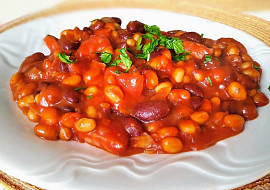 Fazole s masem, klobásou a rajčaty