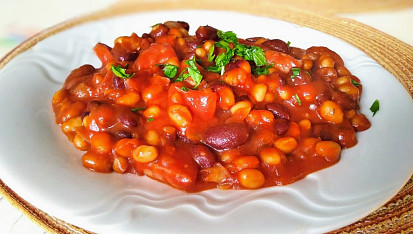 Fazole s masem, klobásou a rajčaty