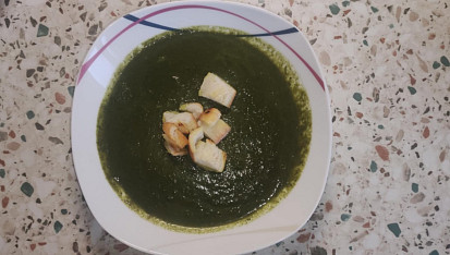 Kremová špenatová polévka s krutony