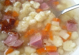 Polévka z uzených žebírek (Polévka z uzeného žebra a i kousku uzeného masa, podáváno s haluškami.)