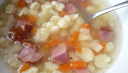 Polévka z uzených žebírek, Polévka z uzeného žebra a i kousku uzeného masa, podáváno s haluškami.