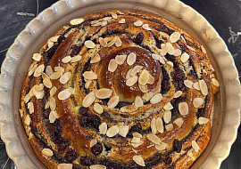 Srolovaný kynutý makový koláč