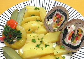 Šťavnaté rolky z mletého masa plněné sýrem, salámem a zeleninou