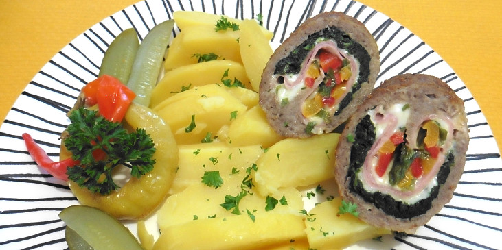 Šťavnaté rolky z mletého masa plněné sýrem, salámem a zeleninou