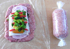 Šťavnaté rolky z mletého masa plněné sýrem, salámem a zeleninou