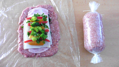 Šťavnaté rolky z mletého masa plněné sýrem, salámem a zeleninou