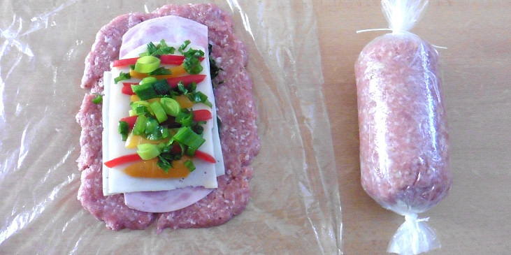 Šťavnaté rolky z mletého masa plněné sýrem, salámem a zeleninou