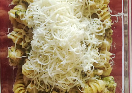 Těstoviny se sýrovou omáčkou a kuřecím masem s brokolicí