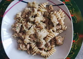 Těstoviny se sýrovou omáčkou a kuřecím masem s brokolicí