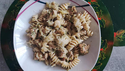 Těstoviny se sýrovou omáčkou a kuřecím masem s brokolicí