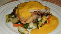 Vepřová kotleta s restovanou zeleninou a holandskou omáčkou