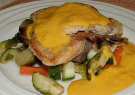 Vepřová kotleta s restovanou zeleninou a holandskou omáčkou