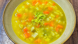 Zeleninová polévka s bramborem a tarhoňou