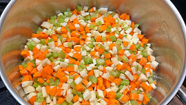 Zeleninová polévka s bramborem a tarhoňou