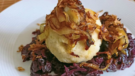 Bramborové knedlíky plněné uzeným masem a červené zelí s vínem