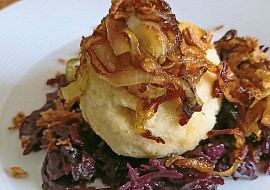 Bramborové knedlíky plněné uzeným masem a červené zelí s vínem