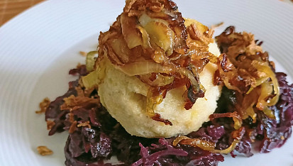 Bramborové knedlíky plněné uzeným masem a červené zelí s vínem