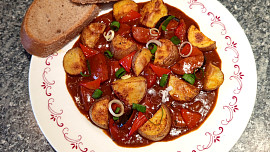 Pečené brambory se špekáčkovou omáčkou