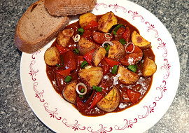 Pečené brambory se špekáčkovou omáčkou (buřtguláš jinak)