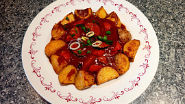 Pečené brambory se špekáčkovou omáčkou (buřtguláš jinak)