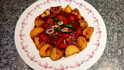 Pečené brambory se špekáčkovou omáčkou