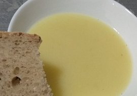 Celerová krémová polévka se šunkou (Bez šunky, s čerstvým chlebom)