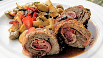 Hovězí roláda se zeleninou a žampiony