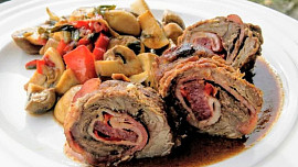 Hovězí roláda se zeleninou a žampiony