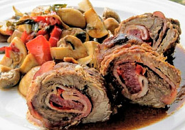 Hovězí roláda se zeleninou a žampiony