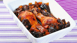 Kuřecí paličky na sušených švestkách