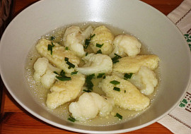 Květáková polévka s krupicovými nočky