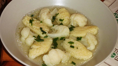 Květáková polévka s krupicovými nočky