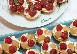 Linecké košíčky s vanilkovým krémem a ovocem