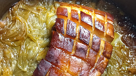 Medový bůček pečený na cibuli