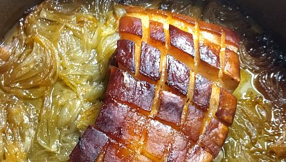 Medový bůček pečený na cibuli