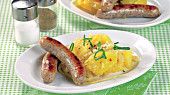 Německé bratwursty s bramborovo-hořčicovým salátem
