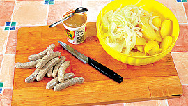 Německé bratwursty s bramborovo-hořčicovým salátem