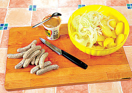 Německé bratwursty s bramborovo-hořčicovým salátem
